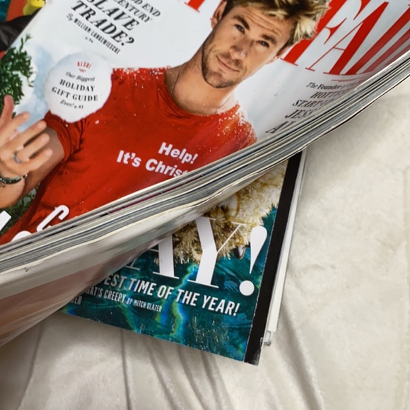 Vanity Fair Magazine Holiday 2015/2016 CHRIS HEMSWORTH - Picture 3 of 3